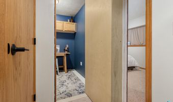 708 S 6th Ave, Brandon, SD 57005