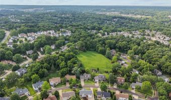 647 Waterford Ridge Dr, Ballwin, MO 63021