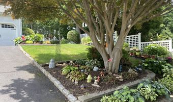 15 Royalwood Ct, Cheshire, CT 06410