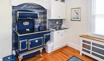 28 W Narragansett Ave, Newport, RI 02840