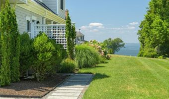 60 Van Wickle Ln, Bristol, RI 02809