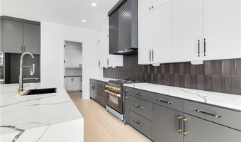 810 NW 11th St, Bentonville, AR 72712