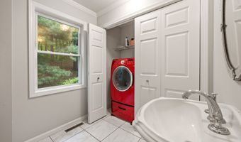 40 Nathan Hale Ct, Cheshire, CT 06410