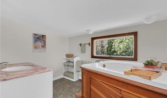 1 Mohawk Trl, Narragansett, RI 02882