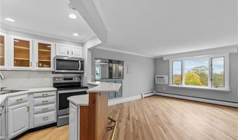 553 Bellevue Ave 14, Newport, RI 02840