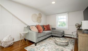 17 Rosedale Ct, Middletown, RI 02842