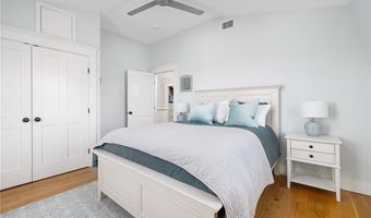 131 Eustis Ave, Newport, RI 02840