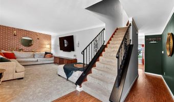 693 Rustic Valley Dr, Ballwin, MO 63021