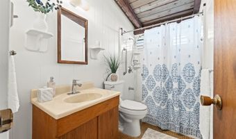 2272 Komo Mai Dr, Pearl City, HI 96782