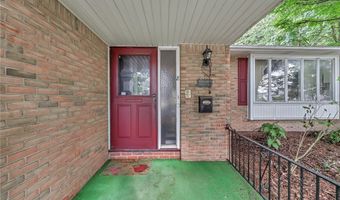 8 Countryside Ct, Amherst, NY 14221