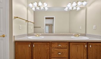 500 Glen Hollow Cir, Aurora, OH 44202