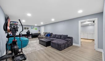 24 W Berkley Dr, Arlington Heights, IL 60004