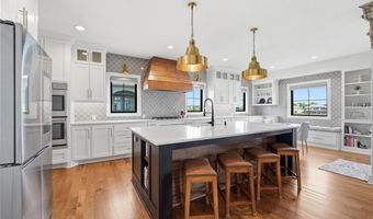 4261 Lakeshore Dr, Basehor, KS 66007