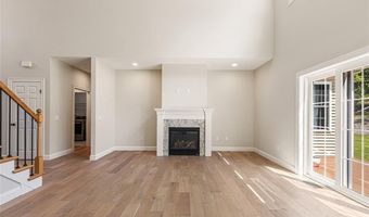 8 Lyn Ct, Cumberland, RI 02864
