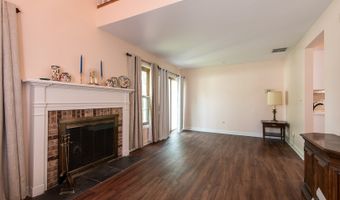 2452 E Hunter Dr, Arlington Heights, IL 60004