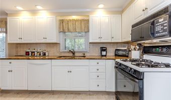 17 Woodview Dr, Cranston, RI 02920