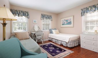 11 Lyon Rd, Middletown, NJ 07748