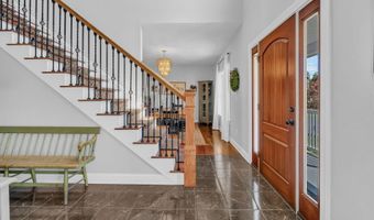 40 Hillview Dr, Bangor, ME 04401