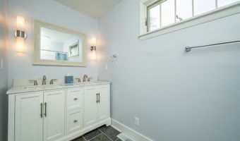 822 7th St, Ames, IA 50010