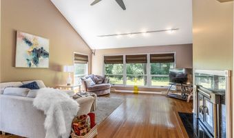 7 Hummingbird Ln, Amherst, NY 14228