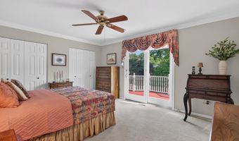 8024 GARLOT Dr, Annandale, VA 22003