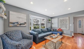 29 North Plz, Amity Harbor, NY 11701