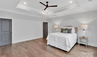 5052 Lesleewood Ct, Charlotte, NC 28226