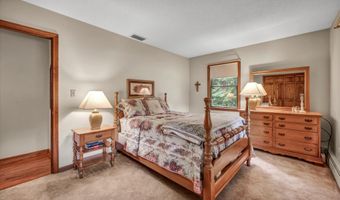 2 Sachem Dr, Cromwell, CT 06416