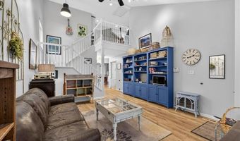 800 Whispering Village Cir, Ballwin, MO 63021