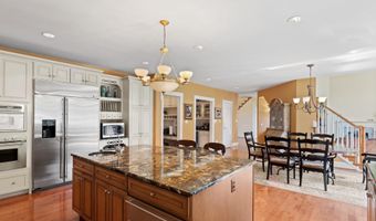 8301 FOX HAVEN Dr, McLean, VA 22102