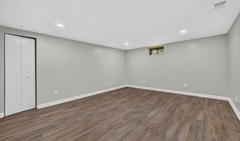 863 Woods Mill Rd, Ballwin, MO 63011