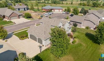 907 St Andrews Dr, Beresford, SD 57004