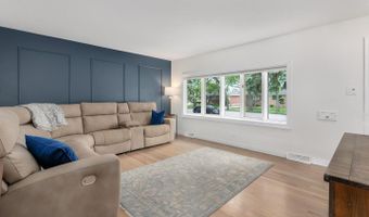 690 W Willow Gln, Addison, IL 60101