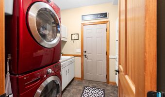 1409 W Creekside Dr, Brandon, SD 57005