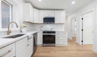 7 Sheffield Ave, Newport, RI 02840