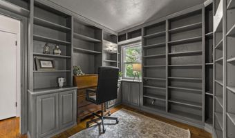 237 Maple Dr, Columbus, OH 43228