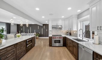 24 W Berkley Dr, Arlington Heights, IL 60004
