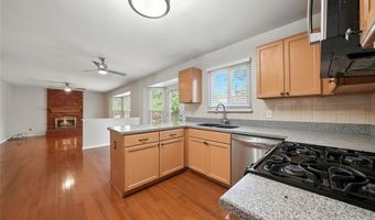 1043 Oakwood Farms Ln, Ballwin, MO 63021