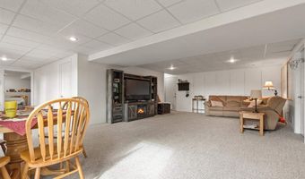 5709 Oak Crest Hill Rd SE, Riverside, IA 52327