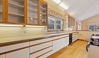 9 Snug Harbor Rd, Belgrade, ME 04917