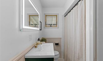 1107 Hope St, Bristol, RI 02809