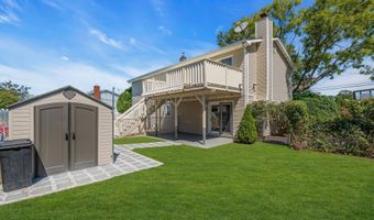 19 Spruce St, Beachwood, NJ 08722