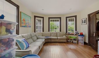 82 Van Zandt Ave, Newport, RI 02840