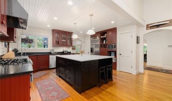 56 Summerfield Ln, Middletown, RI 02842