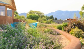 71 Calle Martinez, Arroyo Seco, NM 87514