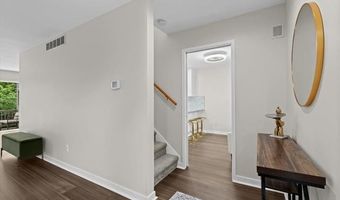 2208 Applewood Ct, Ann Arbor, MI 48103