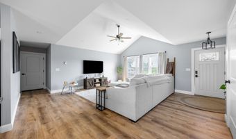 26 Knoll Crest Dr, Bangor, ME 04401