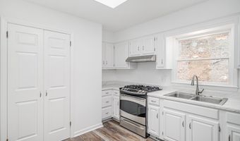 23 Oak Grove Rd, Brookfield, CT 06804