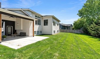 1605 N Lakeside Dr, Andover, KS 67002