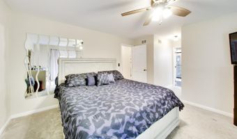 30 Oxford Ct, Algonquin, IL 60102